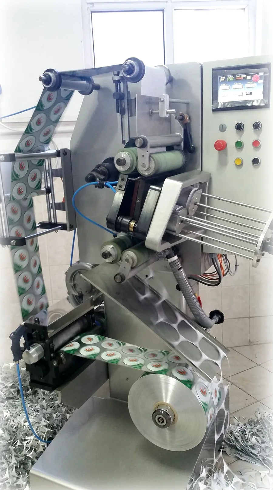 ALTEK üretim hattında baskılı alüminyum folyodan hazır kesilmiş kapak üreten kapak kesim makinesi